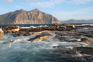 海岸边的壮丽山海景观
