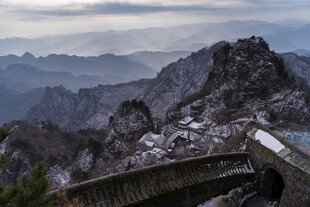 武当山冬日山峦雪景
