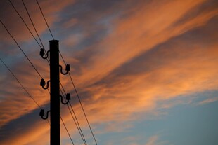 夕阳下的电线杆与绚丽云彩