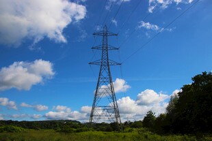 田野中的高耸输电塔