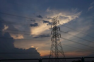 夕阳下的输电铁塔
