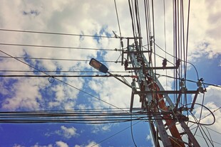 仰视下的电线杆与交错电线