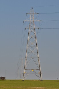 田野中的高压输电塔