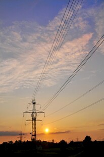 夕阳下的输电塔与电线