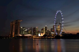 新加坡夜景与摩天轮景观