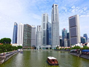 新加坡河畔的现代都市景观