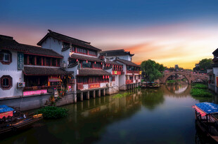 水乡古镇的黄昏美景