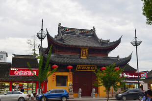 中式古建庙宇前的街景