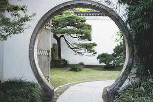 中式圆门庭院景致