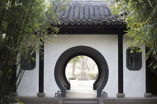 中式园林月洞门景致
