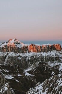 雪覆山峦的壮丽黄昏景色
