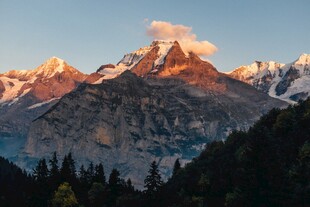 壮丽雪山日出美景