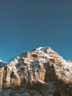 雪覆山峰壮丽美景