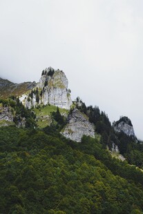 山峦上的建筑遗迹