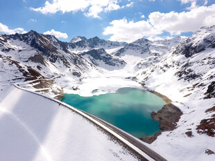 雪山环绕的碧绿湖泊