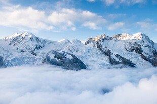 雪山云海壮丽景观