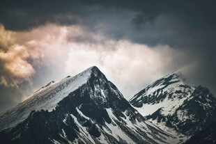巍峨雪山云雾缭绕之景