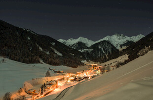 雪夜山谷中的璀璨灯火