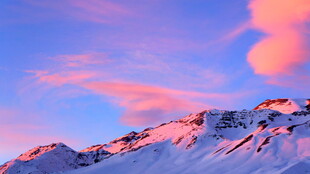 雪山映晚霞美景