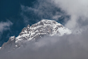 巍峨雪山现于云雾之间