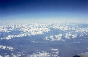高空俯瞰连绵雪山美景