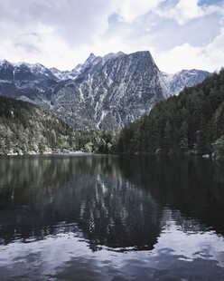 高山湖泊美景倒影如画