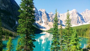 高山湖畔美景
