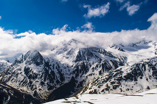 壮丽雪山蓝天白云美景