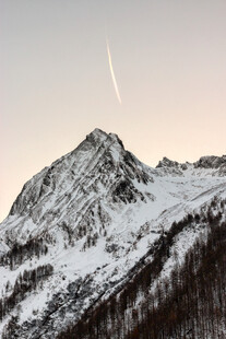 雪山天际的流星轨迹