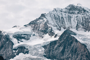 巍峨雪山壮丽景致