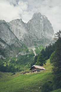 山间小屋静立于绿野群山
