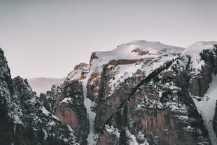 雪山峻岭壮丽风光