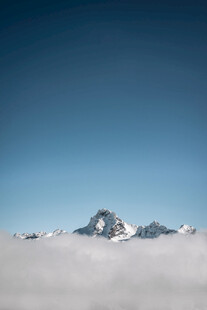 云海之上的巍峨山峰