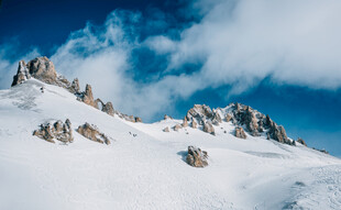 雪山风光蓝天白云相伴