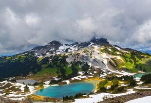 高山湖泊壮丽自然景观
