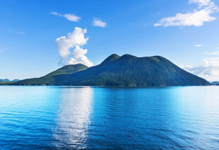 美丽海岛与澄澈海水景观