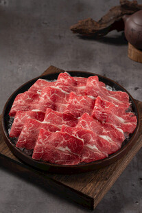新鲜牛肉片色泽诱人
