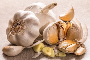 大蒜与姜的新鲜食材组合