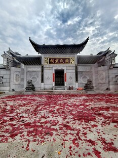 古宅前洒落的红色花瓣