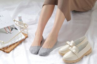 女士浅口袜与舒适平底鞋