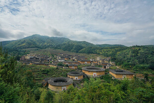 福建土楼村落依山而建