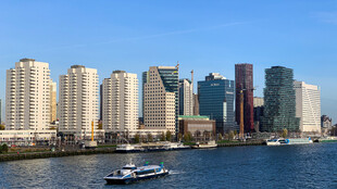 城市滨水高楼与游船景观