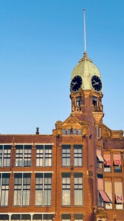 复古钟楼建筑外观