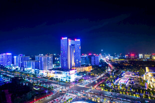 东莞鸿福路十字路口车流夜景