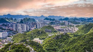广西柳州驾鹤山全景风光