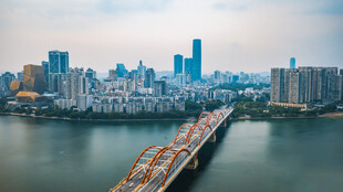 柳州跨江大桥与天际线