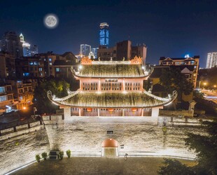 广西柳州东门城楼夜景