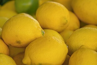 一堆新鲜饱满的黄柠檬