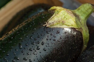 带水珠的新鲜紫茄子
