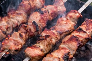 烤肉串在炭火上滋滋冒香
